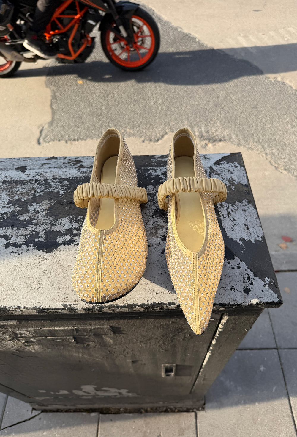 Bobby-Sox V-cut Shoes Beige