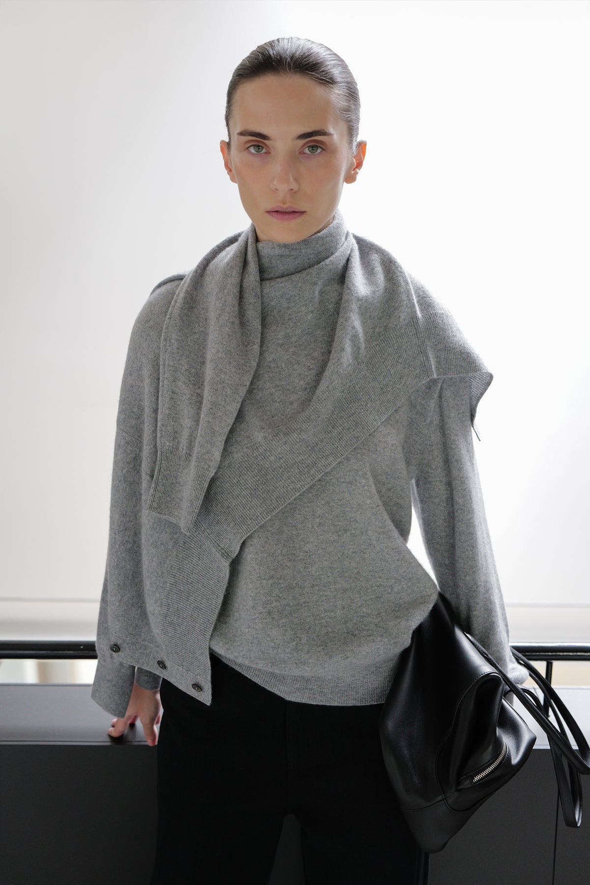 Cashmere 100 V-neck knit gray