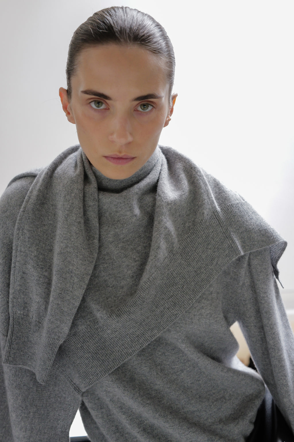 Cashmere 100 V-neck knit gray