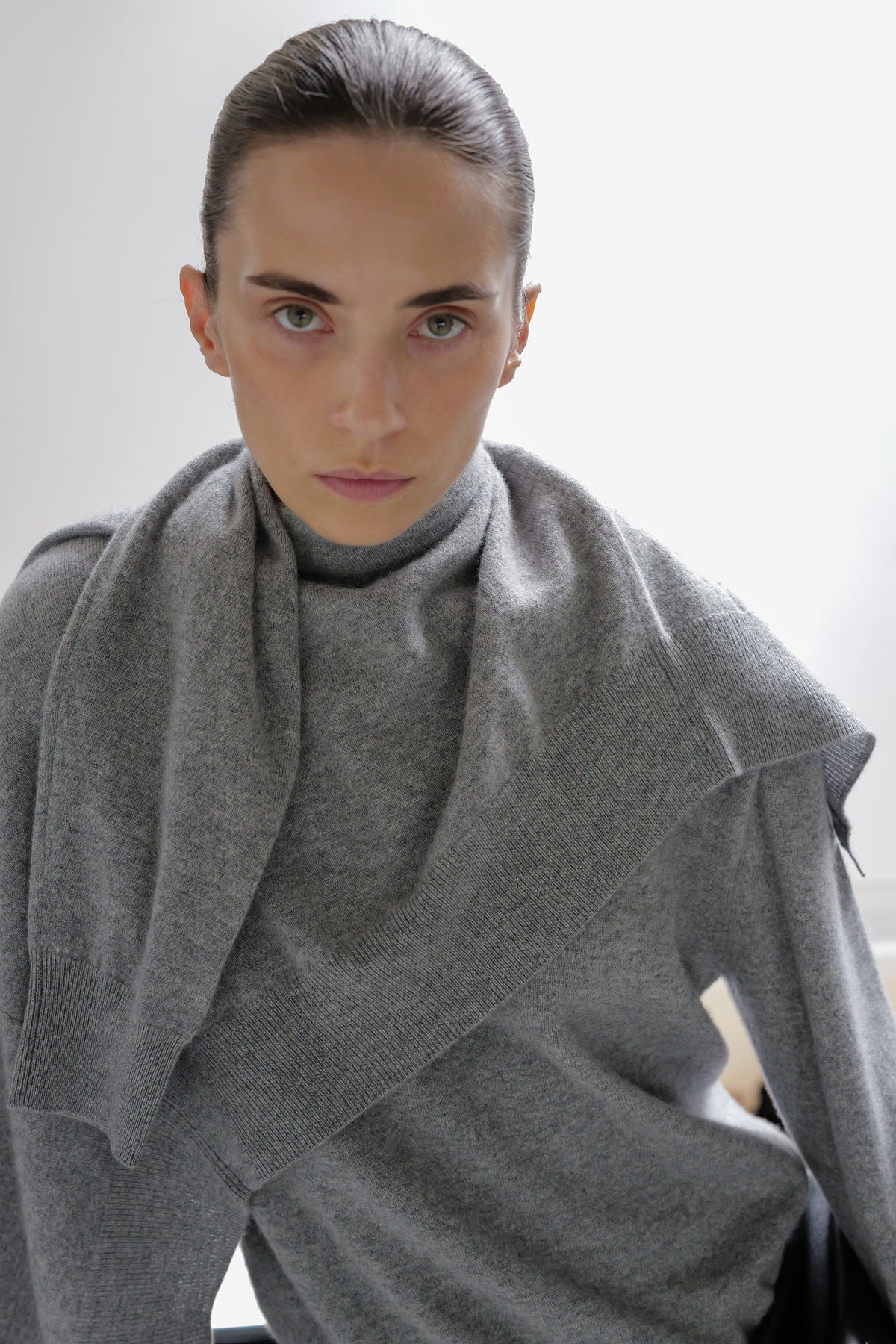 Cashmere 100 V-neck knit gray