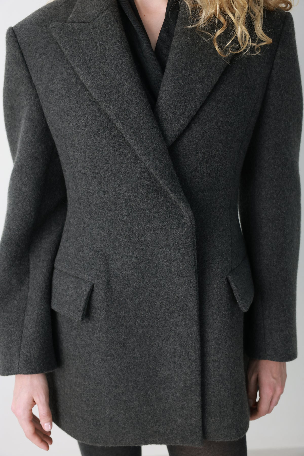 Hourglass silhouette coat charcoal