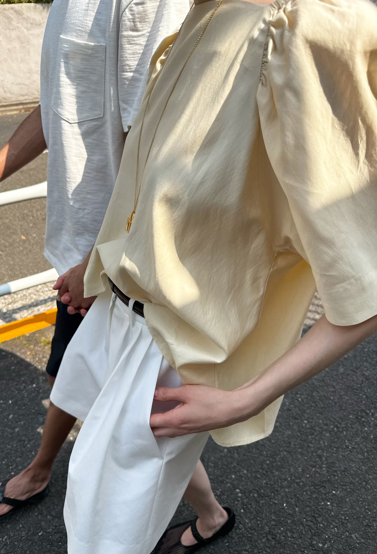볼륨 셔링 블라우스 버터
