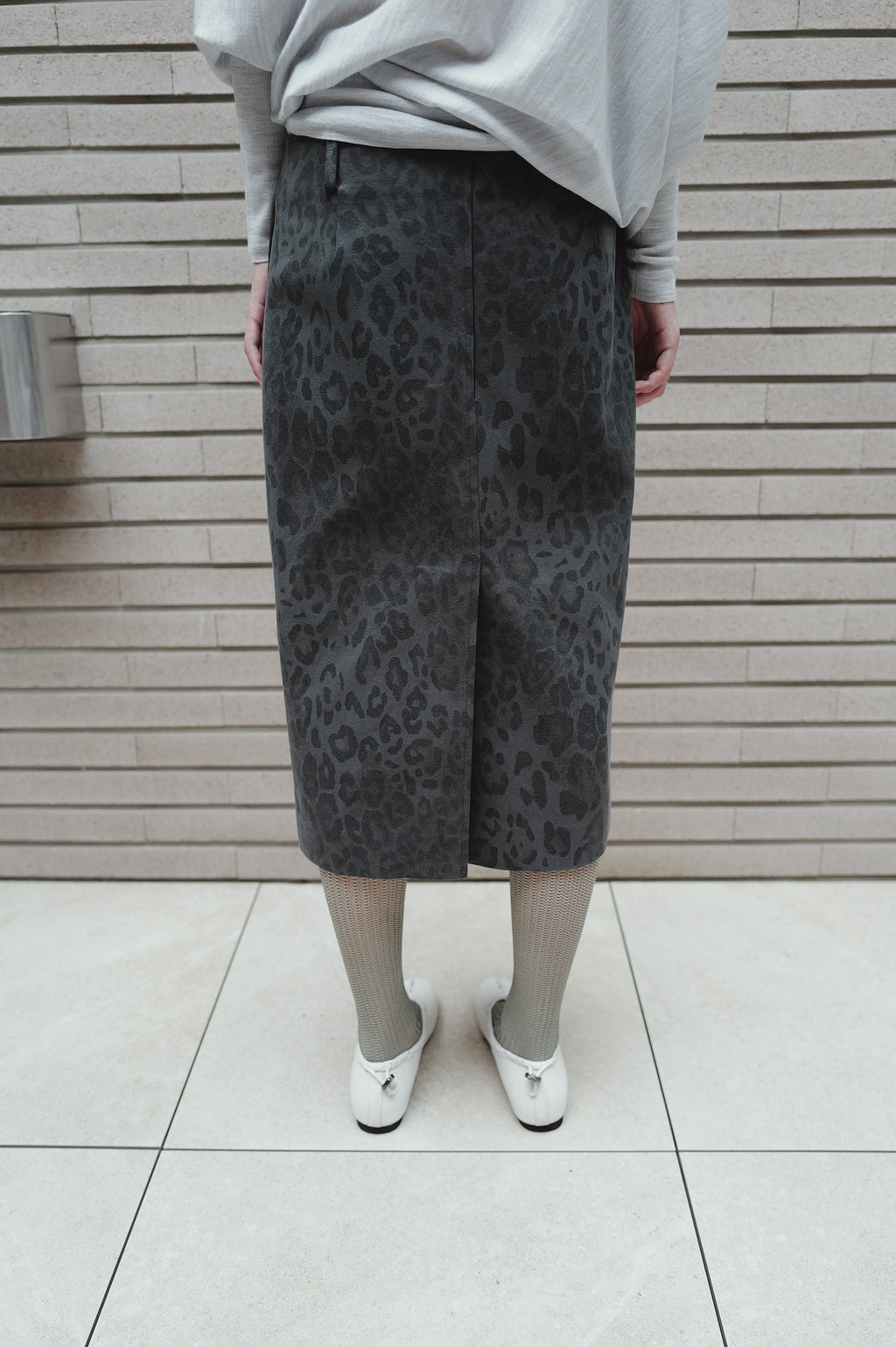 Leopard midi skirt gray