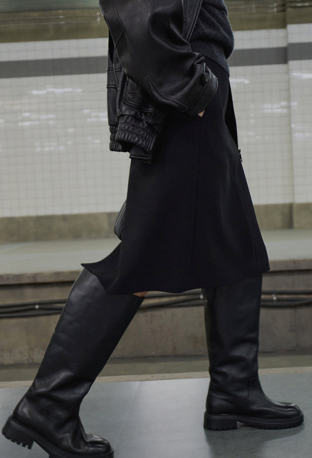 High-density Slim-Fit Skirt Black