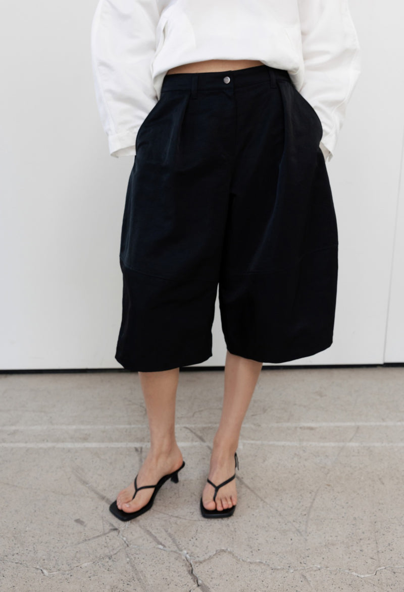 Volume Bermuda Shorts Black