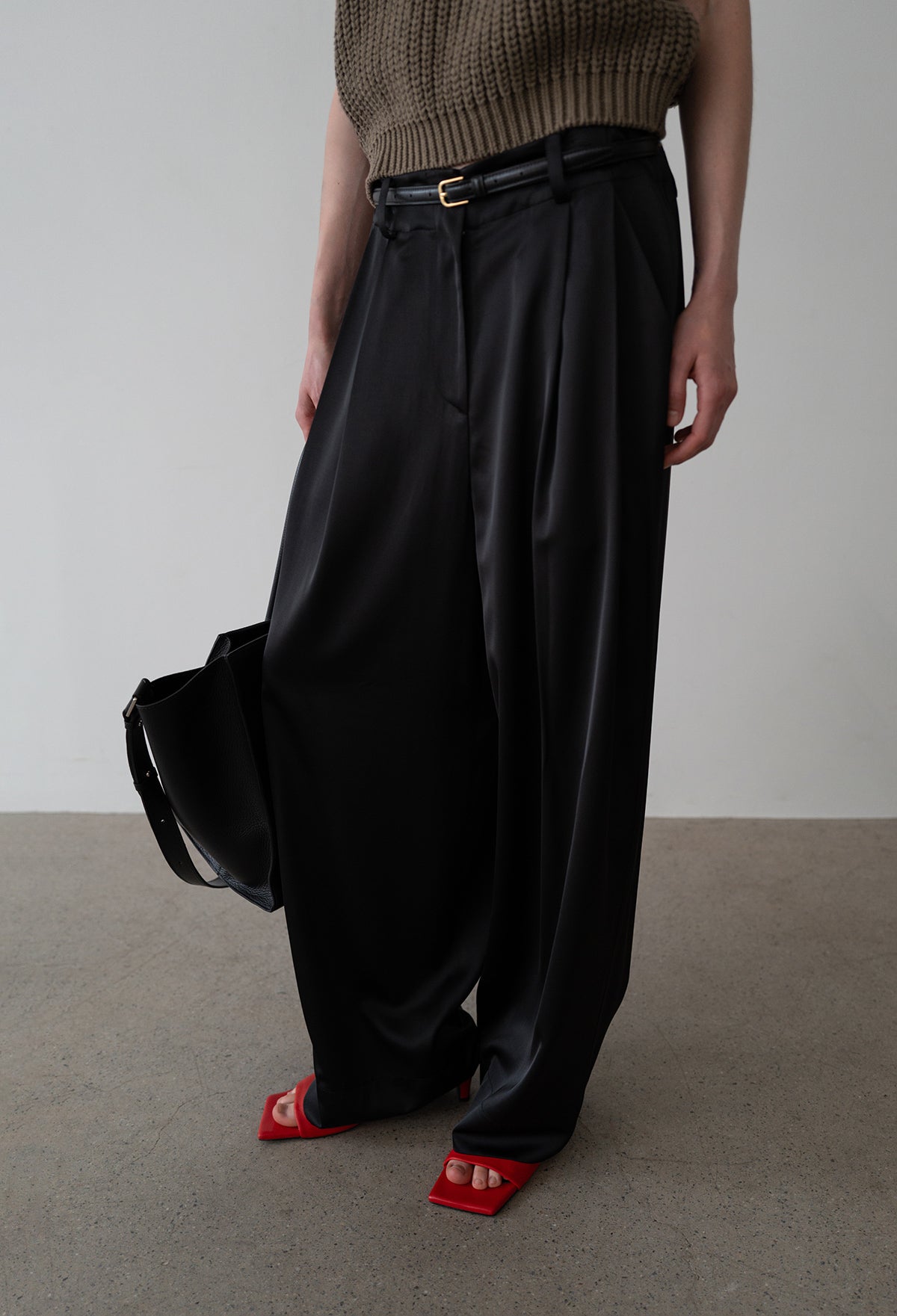 Sleek Buckle Belt Black Gold