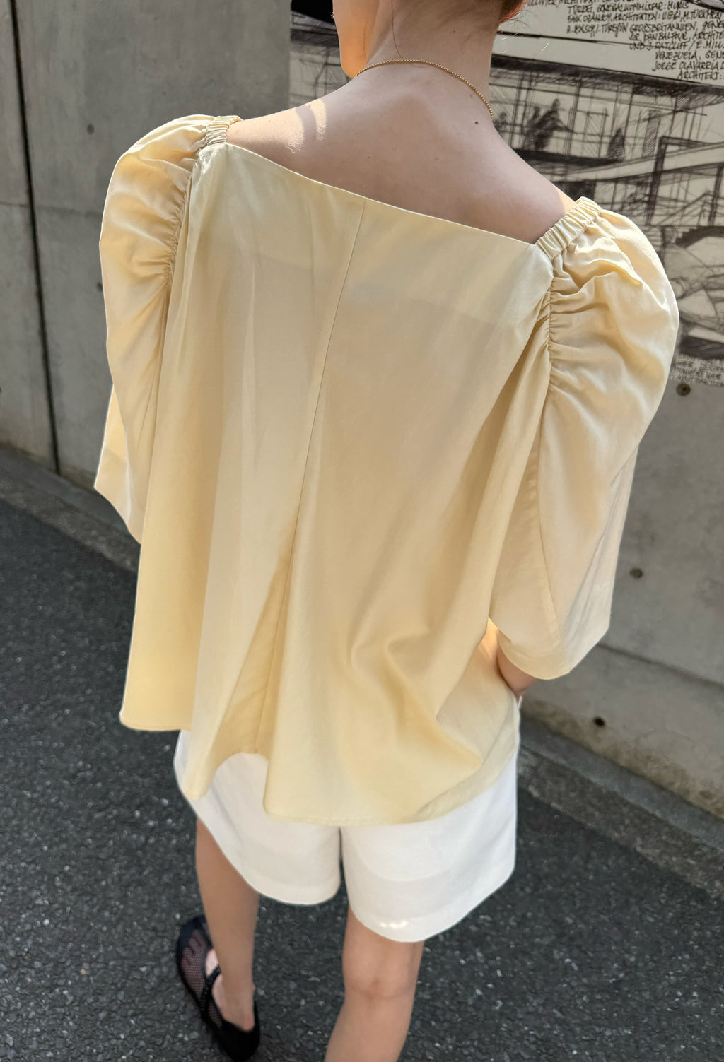 볼륨 셔링 블라우스 버터
