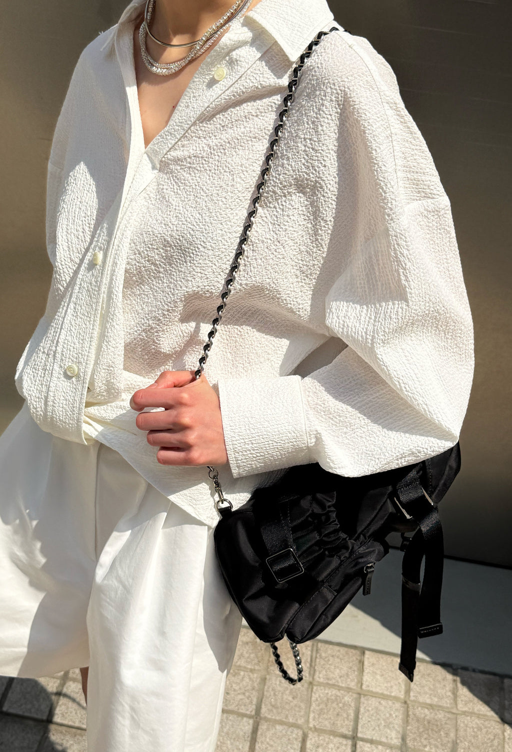 시어서커 트위스트 셔츠 화이트
